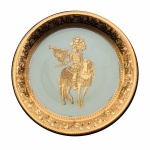 SCHMIDT -  Antigo prato de coleção em fina porcelana, anos 50, rematado com arabescos, estilizados e figura de Cavaleiro Imperial com trombeta ao centro em Ouro 24k. Selo de autenticidade  no fundo. Exemplar em perfeito estado de conservação e de brilho intenso. Dimensões: 20 cm diâmetro.