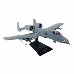 Avião de coleção, modelo Fairchild A-10A Thunderbolt II USA. Construído em plástico rígido com riquíssimos detalhes. Escala 1:72. Acompanha base, trem de pouso dianteiro e traseiro. Exemplar em perfeito estado acondicionado em embalagem original. Dimensões: 23 cm x 24,5 cm.
