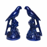 Antigo casal de pássaros sobre galho em porcelana esmaltada na cor azul cobalto. Exemplar em perfeito estado de conservação. Dimensões: 22 cm x 12 cm x 8,5 cm.