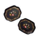 ELITE TRAYS - Delicado par de bandejas em metal, de origem Inglesa, decorados com arranjos florais no centro e ladeado por arabescos dourados. Exemplares antigos e em excelente estado de conservação. Dimensões: 19,5 cm x 16 cm.