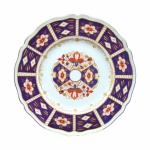 JOHNSON BROS - Old Staffordshire -  Chatsworth.  Antigo e elegante prato em Faiança,  rematado com arranjos florais, arabescos e estilizados em tons de azul. Borda recortada e detalhes pintados à Ouro. Exemplar em excelente estado. Dimensões: 25,5 cm.