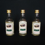 Colecionismo - 3 mini garrafas de 50 ml lacradas Engenho Doce"Aguardente de cana-de-açucar". Dimensões: 11,5 cm x 3,5 cm.