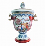 Bomboniere  em fina porcelana Oriental, possivelmente anos 60, rematada com folhas de acanto e perolados. Bojo decorado com figuras Orientais . Alças curtas e recurvas. Ricos detalhes pintados à Ouro. Exemplar antigo e em excelente estado de conservação. Dimensões: 25 cm x 19 cm x 15 cm.