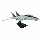 Avião de coleção, modelo Grumman F - 14 D "Super Tomcat" USA. Construído em plástico rígido com riquíssimos detalhes. Escala 1:72. Acompanha base, trem de pouso dianteiro e traseiro. Exemplar em perfeito estado acondicionado em embalagem original. Dimensões: 27 cm x 27 cm.