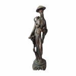 Antiga e grandiosa escultura em resina policromada  representando figura masculina Oriental rodeado por pássaros sobre base rematada em arabescos. Presença de restauro, nada que tire a beleza do exemplar. Dimensões: 52 cm altura.