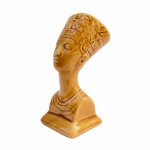 Busto  Nefertiti ( rainha da XVIII dinastia do Antigo Egito),  em cerâmica esmaltada. Exemplar de coleção e em excelente estado de conservação. Dimensões:  17 cm x 7,5cm.