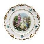 REAL S.PAULO - Antigo Prato de coleção em fina porcelana anos 60. Borda ondulada  rematada com arranjos Florais e estilizados em alto relevo filetados à Ouro. Centro decorado com imagem de Cena galante assinado pelo o artista M. Langbuch - Amsterdam Holland.  Exemplar em perfeito estado. Dimensões: 20 cm de diâmetro.