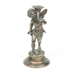 Antigo e lindo Querubim sustentando cornucópia sobre base circular. Escultura construída em metal com pátina envelhecida. Exemplar possivelmente dos anos 40 em excelente estado. Dimensões: 30 cm x 10 cm.