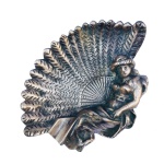 Antigo cinzeiro em bronze com imagem de figura feminina repousada sobre leque. Inscrição no gravado no verso "  RIO 1936 " Dimensões: 14 cm x 8 cm.