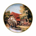 Bavária  - Antigo e belo medalhão Alemão em fina porcelana decorado com cena do Campo - Bayreuth West Germany. Borda pintado à Ouro 24k. Selo de manufatura do fundo. Exemplar em perfeito estado de conservação. Dimensões: 20 cm de diâmetro.
