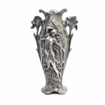 Antigo e raro vaso em metal repuxado e cinzelado, estilo Art Nouveau,  rematado com folhagens incrustadas e figura feminina ao centro. Alças estilizadas e borda ondulada. Exemplar em excelente estado de conservação. Dimensões:  21 cm altura. Art nouveau ou arte nova é um estilo internacional de arquitetura e de artes decorativas  especialmente o início da arte aplicada à indústria  que foi muito apreciado de 1890 até os anos 1920.