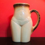 Antiga caneca  de coleção, anos 60, em porcelana esmaltada no formato de  silhueta feminina . Numeração no fundo. Exemplar em excelente estado de conservação. Dimensões: 17 cm x 15 cm.