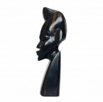 ARTE AFRICANA - Antigo busto de nativo esculpido em madeira nobre,  maciça e polida. Exemplar de coleção e em excelente estado de conservação. Dimensões: 26 cm x 9 cm x 9 cm.