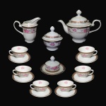 SCHMIDT - Elegante conjunto para chá em fina porcelana, decorado com rosas, faixas estilizadas e filetes pintados à Ouro. Total de 16 peças (Nunca usados). Exemplares de coleção e em perfeito estado de conservação. Dimensões: Bule 21 cm x 27,5 cm / Açucareiro 13 cm x 11,5 cm / Leiteira 13 cm x 14,5 cm / Manteigueira 9 cm x 15,5 cm / xícaras 6,5 cm x 11,5 cm / Pires 14,5 cm diâmetro.