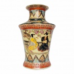 Antigo e robusto vaso em porcelana , no requinte SATSUMA, decorado com Gueixas, arranjos florais e estilizados geométricos. Rico em detalhes. Exemplar de rara beleza e em perfeito estado de conservação. Data desconhecida. Dimensões: 30,5 cm altura x 18,5 cm diâmetro.