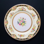 PAREEK Johnson Bros England "MAYFAIR" - Lindo prato em fina porcelana inglesa com rica decoração. Exemplar com selo de autenticidade ao fundo e em  perfeito estado. Dimensões: 26 cm diâmetro.