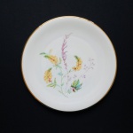 G.E.B  - Fino prato em porcelana esmaltada decorada com delicadas flores ao centro. Borda lisa filetada à Ouro. Exemplar de coleção e em perfeito estado de conservação. Dimensões: 24 cm diâmetro.