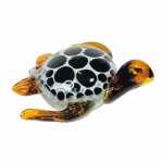 MURANO - Belíssima tartaruga marinha de coleção em vidro translúcido. Cabeça e nadadeiras na cor âmbar  e casco com círculos pretos sobre fundo branco. Exemplar com ricos detalhes e em perfeito estado. Dimensões: 16 cm x 15 cm x 7 cm.