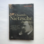 Irvin D. Yalom - "Quando Nietzsche Chorou". 28º Edição lançada pela a Editora Ediouro em  2000.Traduzido em Português por Ivo Korytowski . Total de páginas: 407. Este livro tem como pano de fundo o fermento intelectual da Viena do século XIX às vésperas do nascimento da psicanálise. Friedrich Nietzsche, Josef Breuer, um pacto secreto, um jovem médico interno de hospital chamado Sigmund Freud - esses elementos se combinam para criar a saga de um relacionamento imaginário entre um paciente e um terapeuta talentoso. Na abertura deste romance, a Lou Salomé roga a Breuer que ajude a tratar o desespero suicida de Nietzsche mediante sua experimental terapia através da conversa. Ao aceitar relutante a tarefa, o eminente médico realiza uma grande descoberta - somente encarando seus próprios demônios internos poderá começar a ajudar seu paciente. Assim, dois homens mergulham nas profundezas de suas