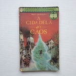 Steve Jackson's - " A Cidadela Do Caos". Edição lançada pela a Editora Marques Saraiva em 1990. Livro em Português com 228 páginas contendo ricas ilustrações. Bom estado de conservação. Em cada página ou trecho do livro, há uma parte da história sendo contada. Sempre se começa pela página ou trecho 1. Depois dessa leitura introdutória, em que o leitor já é colocado como personagem principal da história, são oferecidas algumas opções a ele sobre o rumo que ele deseja ter em sua aventura.