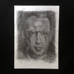 Antigo auto retrato de "Homem com óculos" desenhado à Carvão . Artista desconhecido. Exemplar em excelente estado de conservação. Dimensões: 41 cm x 29 cm.