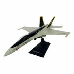 Avião de coleção, modelo Boeing F/A - 18 E "Super Hornet" USA. Construído em plástico rígido com riquíssimos detalhes. Escala 1:72. Acompanha base, trem de pouso dianteiro e traseiro. Exemplar em perfeito estado acondicionado em embalagem original. Dimensões: 26 cm x 19 cm.