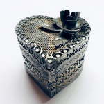 Porta-joia em metal  cinzelado e fenestrado, no formato de coração. Ricos detalhes. Exemplar antigo e em excelente estado. Dimensões: 33 cm x 25 cm.