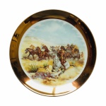 Antigo prato de coleção em porcelana esmaltada, decorado com cena de cavalaria. Borda exibindo larga faixa pintada à Ouro. Exemplar em excelente estado. Dimensões: 25 cm diâmetro.