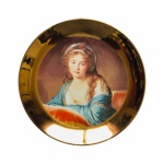 Antigo prato de coleção em porcelana esmaltada, decorado com busto de Jovem Dama. Borda exibindo larga faixa pintada à Ouro. Exemplar em excelente estado. Dimensões: 25 cm diâmetro.