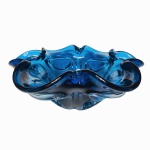 Robusto Centro de mesa  em Murano translúcido em tom de azul. Belíssima borda ondulada. Exemplar em excelente estado. Dimensões: 25 cm diâmetro.