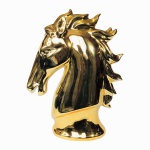 Espetacular cabeça de cavalo construída em porcelana esmaltada à Ouro 22 k. Exemplar de brilho intenso. Antigo, rico em detalhes e em excelente estado. Dimensões: 36 cm x 28 cm x 11 cm.