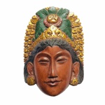 Antiga máscara em madeira talhada proveniente da Índia, policromada e com detalhes em folha de Ouro. Exemplar de coleção e em excelente estado. Dimensões: 25 cm x 19 cm x 6 cm.