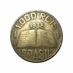 Antiga moeda de bronze no valor de "1.000 Réis" de 1938. Presença de marcas do tempo.