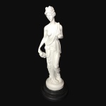 G. CARUSI - Belíssima escultura, estilo Clássico,  construída em  resina Italiana, patinada de branco e com riquíssimos detalhes. Base circular em baquelite . Exemplar assinado e em excelente estado. Dimensões: 46,5 cm altura / Base 15,5 cm diâmetro.