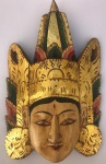 Máscara indiana esculpida em madeira com rica policromia, com descascado na pintura na ponta do nariz . Medidas 20x32 cm