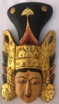 Máscara indiana esculpida em madeira com rica policromia, com minimo descascado  . Medidas 20x32 cm