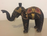 Elefante decorativo executado em porcelana Medidas 30x20 cm