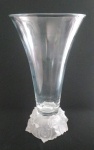 Vaso em vidro, com base em vidro satiné ao gosto de René  Lalique com relevos representando rosas. Medidas. 37x20 cm.
