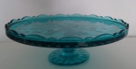 Prato para bolo em vidro  com pé na cor azul, com lindas aplicação de coroas ,  deixará qualquer decoração linda. Pode ser usado como suporte de bolo e doces e também como centro de mesa. Diâmetro 3 cm  e Altura 9 cm