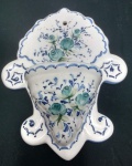 Porta água benta de parede, em porcelana  nos delicados  tons azul e verde com decoração em motivos florais. Medidas  18x23 cm