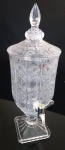 Suqueira em demi cristal decorada com lapidação de sol  e base quadrada, com torneira Altura 44 cm