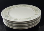 Lote com seis pratos rasos  em porcelana Sumire Hanover 4867 Japan-  Diâmetro:  26cm Lote com dois pratos lascados, vendido no estado.