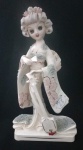 Delicada escultura em porcelana presentando gueixa Medidas 10x7x19 cm