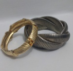 Dois braceletes bijuteria fina em grande estrilo