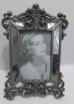 Porta retrato luxo em resina com espelho -Medidas: 15x26 cm