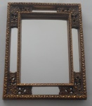 Lindo espelho dourado em resina com moldura trabalhada nos cantos e espelhos nas laterais - Medidas: 48x38,5 cm