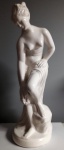 Espetáculo escultura de Vênus em porcelana na cor branca -  Diâmetro:  20 cm ( Base) e Altura: 62 cm