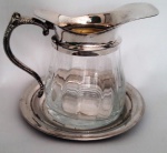 Linda jarra de água em metal com vidro incolor trabalhado da marca inglesa shefield plate e prato com marcação - Diâmetro: 18 cm (prato) e 9 cm (jarro ) / Altura: 15 cm