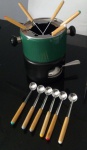 Aparelho fondue, 1 panela, 1 tampa com guia para garfos,1 suporte ,1 espiriteira , 6 garfos com cores indicativas, 6 colheres para molho.