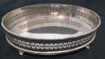 Bandeja oval em metal com pé e detalhes em torno- Medidas: 28x20 cm